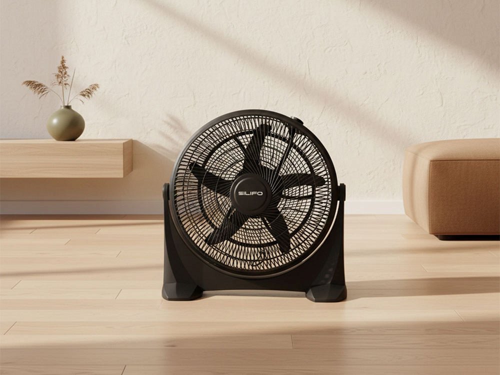 Μαύρος ανεμιστήρας box fan στο πάτωμα σαλονιού